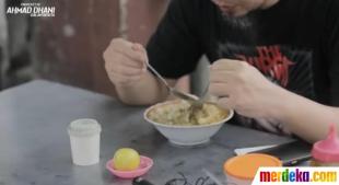Intip Ahmad Dhani Makan Soto Daging di Pinggir Jalan dengan Harga Rp15 ribu/porsi
